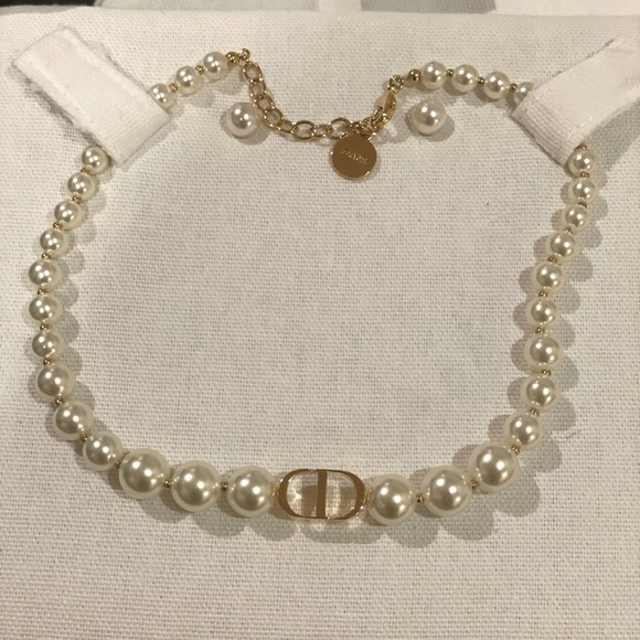Final price. Worn once, full set pearl signature Christian Dior choker. - Picture 3 of 3